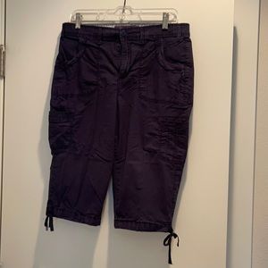 Women’s navy blue capris